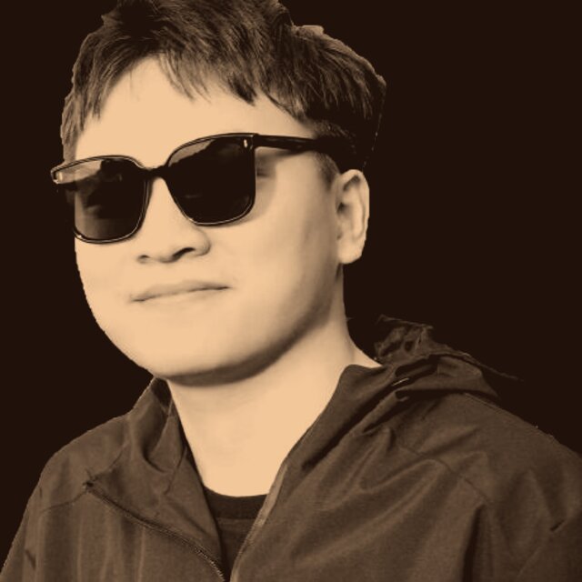 李部长戴墨镜的照片，铜色调